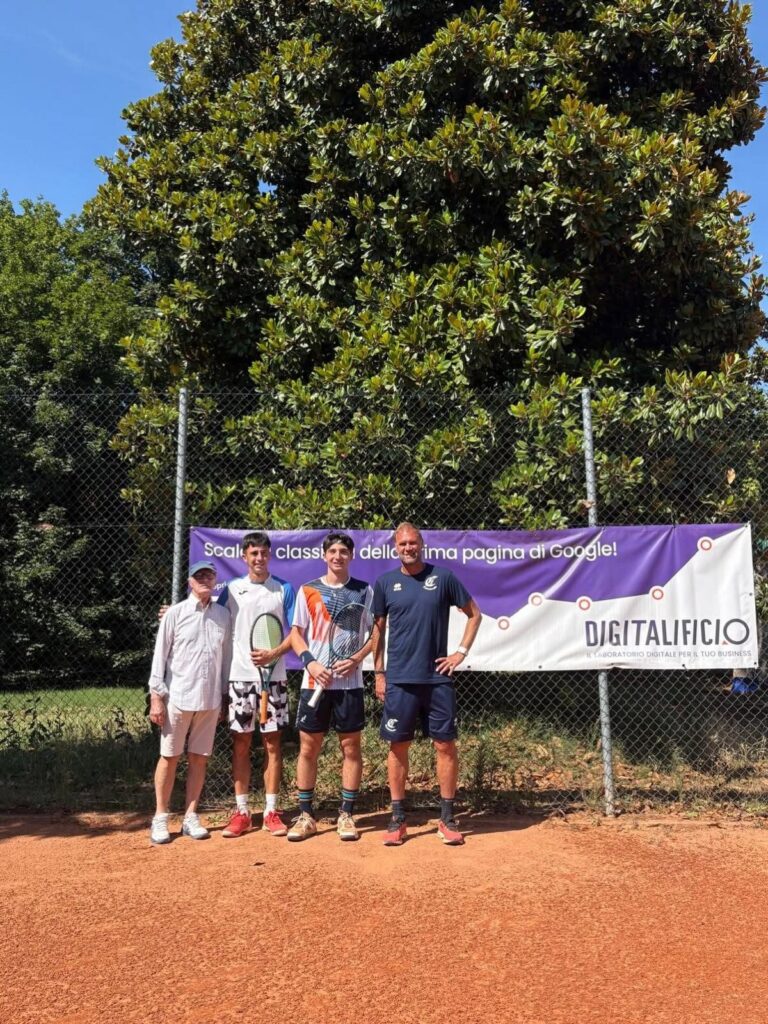 I finalisti del torneo con lo staff della Faustina Sport Arena