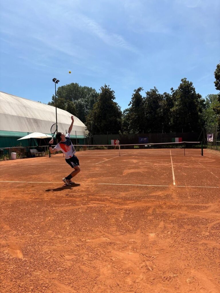 Un giocatore al servizio durante un torneo